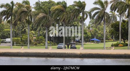 Palm Beach, États-Unis. 09th août 2022. Trump patrouille de sécurité Mar-A-Lago à Palm Beach, sur 9 août 2022. Le FBI a exécuté lundi un mandat de perquisition à la recherche de documents retirés de la Maison Blanche par l'ancien président Donald Trumpet à la fin de sa présidence. Photo de Gary I Rothstein/UPI crédit: UPI/Alay Live News Banque D'Images