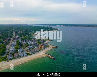 Pequot point Beach et le phare du port de New London à l'embouchure de la rivière Thames dans la ville de New London, Connecticut CT, États-Unis. Banque D'Images
