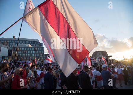 Gdansk, Pologne. 9th août 2022. Manifestation au deuxième anniversaire de l'élection présidentielle biélorusse de 2020. Personnes avec des drapeaux nationaux traditionnels biélorusses, symbole de l'opposition biélorusse © Wojciech Strozyk / Alamy Live News Banque D'Images