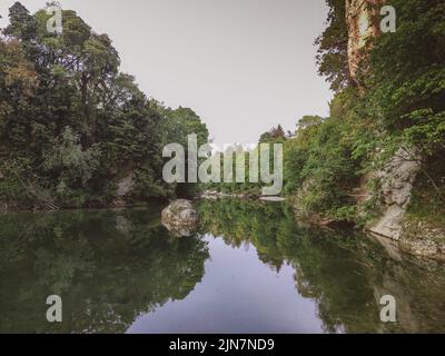 Une vue pittoresque sur la rivière Natisone dans la Cividale del Friuli dans la province d'Udine Banque D'Images