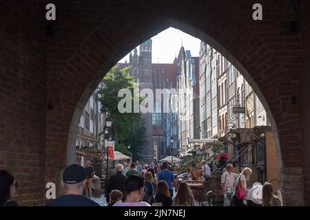 Gdansk, Pologne. 9th août 2022. Foules de touristes dans la rue Mariacka dans la ville principale dans le centre historique de Gdansk © Wojciech Strozyk / Alay Live News Banque D'Images