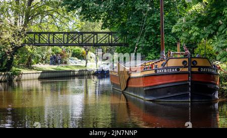 Bateau historique Daybreak.le dernier fait Humber Keel, barge à voile carrée amarrée sur la Tamise sous des arbres près de Staines, Surrey Banque D'Images