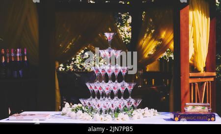 Une coupe de cocktail à l'occasion d'un anniversaire de mariage à table sous forme de buffet Banque D'Images