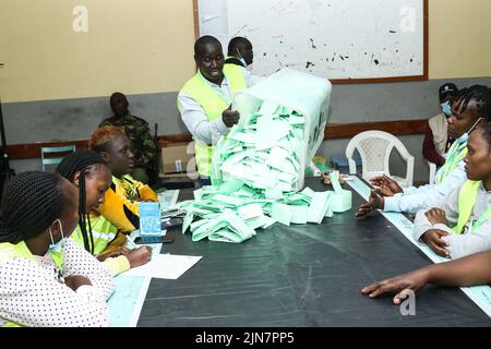 Nakuru, Kenya. 09th août 2022. Un responsable électoral vide les bulletins de vote devant être comptés au centre de vote de la Nakuru Boys High School pendant l'élection générale du Kenya. Les Kenyans sont allés au scrutin aujourd'hui, 09 août 2022 pour choisir un président et des membres des parlements nationaux et locaux. (Photo de James Wakibia/SOPA Images/Sipa USA) crédit: SIPA USA/Alay Live News Banque D'Images