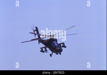 HÉLICOPTÈRE d'attaque APACHE AH-64 DE l'armée AMÉRICAINE en vol Banque D'Images