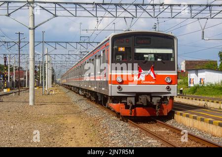 Ancienne JR East 205 série EMU avec traction VVVF ex Yamanote/Musashino Line exploité par PT. Kereta Commuter Indonesia (KAI Commuter) ligne Yogyakarta Banque D'Images
