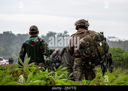 Les membres du 1st Groupe des Forces spéciales (Airborne) et des Forces armées nationales indonésiennes mènent une répétition militaire en chute libre à haute altitude, haute ouverture (HAHO) réussie pendant la répétition de Garuda Shield 22’ près de Baturaja, Indonésie, le 2 août 2022. Garuda Shield, qui fait partie de l'opération Pathways et d'un exercice militaire bilatéral annuel de longue date mené entre l'armée américaine et les Forces armées nationales d'Indonésie, renforce les engagements des États-Unis envers nos alliés et nos partenaires régionaux, la préparation conjointe et l'interopérabilité pour combattre et gagner ensemble. #SuperGarudaShield #FreeAndOpenIndoPacific (États-Unis AR Banque D'Images