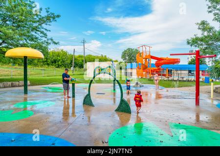 La famille aime les jeux aquatiques dans le parc d'attractions familial Earl Haig, qui est un parc aquatique public, à Brantford, Ontario, Canada Banque D'Images