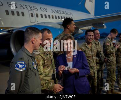 Nancy Pelosi, Présidente de la Chambre des représentants des États-Unis, Col. Joshua Wood, commandant de l'escadre de combat 51st et Sgt. John Alsvig, 51st Fighter Wing, chef de commandement, pose pour une photo à la base aérienne d'Osan, République de Corée, le 4 août 2022. Le Président Pelosi a dirigé une délégation du Congrès qui s'est rendue en République de Corée dans le cadre de sa tournée Indo-Pacifique, où ils se sont concentrés sur la sécurité mutuelle, les partenariats économiques et la gouvernance démocratique dans la région. (Photo américaine par le sergent d'état-major. Dwane R. Young) Banque D'Images