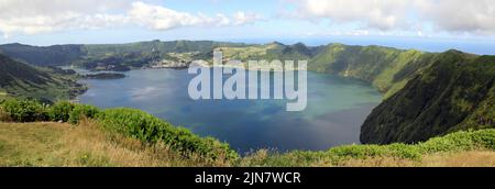 Lagoa Azul, vue du point nord, Miradouro das Cumeeiras, en direction sud, vue panoramique, Sete Cidades, Sao Miguel, Açores, Portugal Banque D'Images