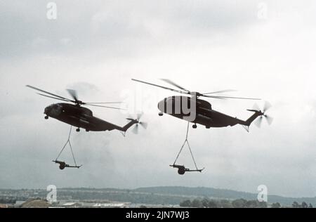 Une paire de Sétalons de mer CH-53D de l'USMC livrant des pièces d'artillerie Banque D'Images