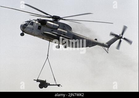 USMC CH-53D Sillion de mer livrant un obusier Banque D'Images