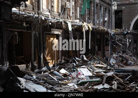 Portes et fenêtres brisées dans les locaux d'un bâtiment historique. Bâtiment détruit dans le centre-ville historique de Kharkiv, Ukraine. 1st août 2022. (Photo de Mykhaylo Palinchak/SOPA Images/Sipa USA) crédit: SIPA USA/Alay Live News Banque D'Images