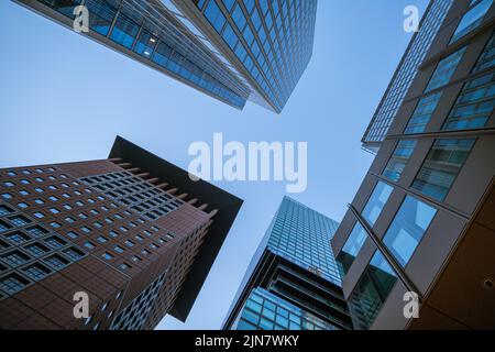 Vue sur certains immeubles de bureaux modernes dans le cadre du Skyline de Francfort-sur-le-main. Banque D'Images