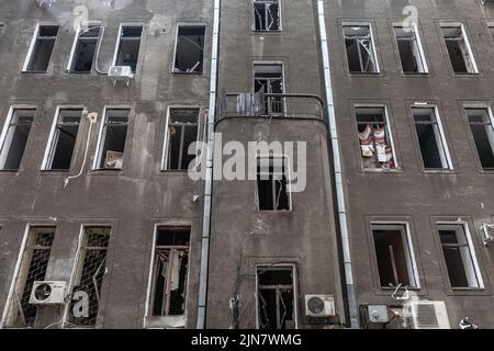Portes et fenêtres brisées dans les locaux d'un bâtiment historique. Bâtiment détruit dans le centre-ville historique de Kharkiv, Ukraine. 1st août 2022. (Photo de Mykhaylo Palinchak/SOPA Images/Sipa USA) crédit: SIPA USA/Alay Live News Banque D'Images