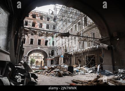 L'épave du bâtiment et la maison endommagée dans la cour. Bâtiment détruit dans le centre-ville historique de Kharkiv, Ukraine. 1st août 2022. (Photo de Mykhaylo Palinchak/SOPA Images/Sipa USA) crédit: SIPA USA/Alay Live News Banque D'Images
