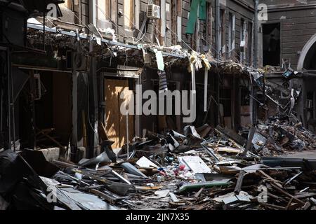 Kharkiv, Ukraine. 1st août 2022. Portes et fenêtres brisées dans les locaux d'un bâtiment historique. Bâtiment détruit dans le centre-ville historique de Kharkiv, Ukraine - 1 août 2022 (Credit image: © Mykhaylo Palinchak/SOPA Images via ZUMA Press Wire) Banque D'Images