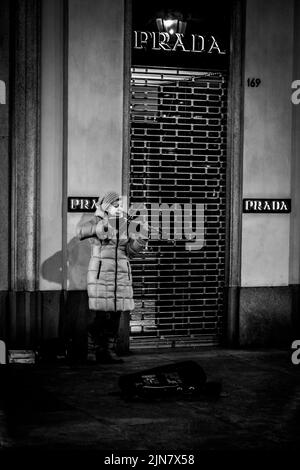 Femme jouant du violon la nuit Banque D'Images