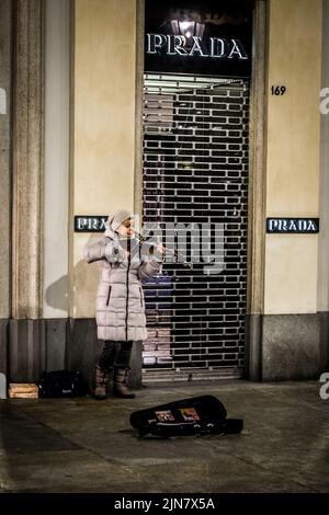 Femme jouant du violon la nuit Banque D'Images