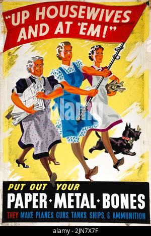 «Up Housewives and at ’em!» Mettez votre papier, métal, os. Ils font des avions, des armes, des chars, des navires et des munitions (1939 - 1946) affiche de Yates-Wilson datant de la Seconde Guerre mondiale Banque D'Images