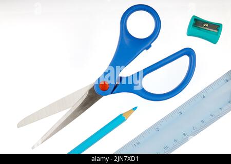 Un gros plan de l'école personnelle suppose isolé sur un fond blanc illustrant les concepts de la rentrée scolaire. Banque D'Images