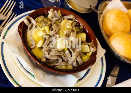 Le Pizzoccheri alla valtellinese sert des pâtes italiennes faites maison au sarrasin Banque D'Images