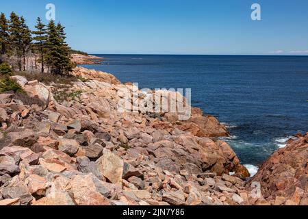 Des bouées colorées indiquent des pièges à homard vus dans l'océan Atlantique par le célèbre Cabot Trail Banque D'Images