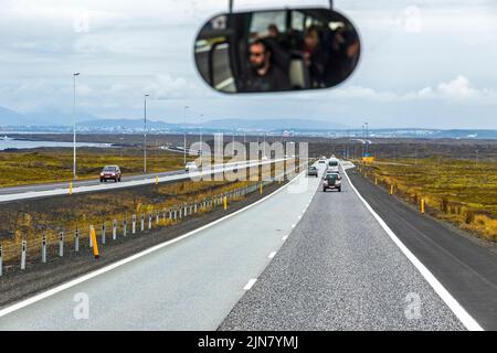 Vue sur la route 41, connue sous le nom de Reykjanesbraut en Islande, autoroute et route principale dans le sud-ouest de l'Islande, longeant la rive nord de Reykjanes Banque D'Images