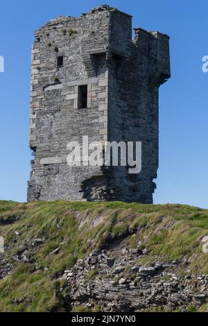 Un cliché vertical de la tour Moher sur la tête de Hag à falaises de Moher dans le comté de Clare, en Irlande Banque D'Images