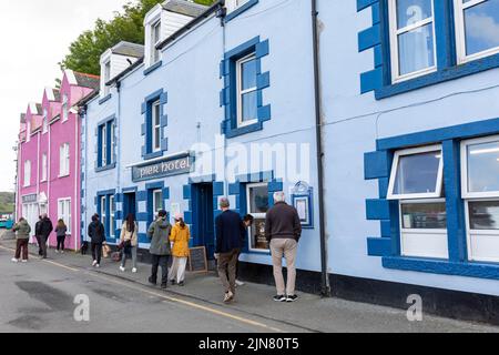 Centre-ville de Portree sur l'île de Skye et Pier Hotel and Bar aux couleurs vives, Écosse, Royaume-Uni, Europe Banque D'Images