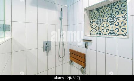 Cabine de douche panoramique avec cadre en céramique blanche et carreaux de ciment aux motifs bleus Banque D'Images