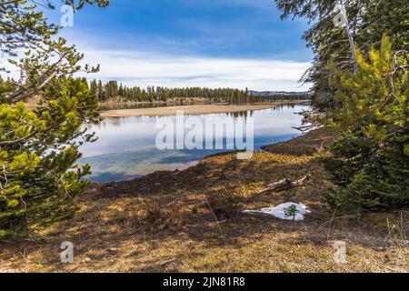 La rivière Yellowstone prise à côté du pont de pêche dans le parc national de Yellowstone, Wyoming, USA Banque D'Images