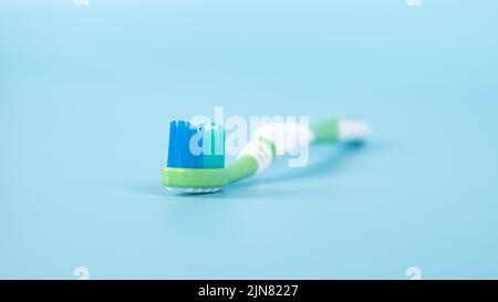 dentifrice et brosse sur fond bleu, concept de soins buccaux et dentaires. Banque D'Images