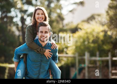 Chaque couple a une belle histoire à raconter. Un jeune couple heureux passant du temps de qualité à l'extérieur. Banque D'Images