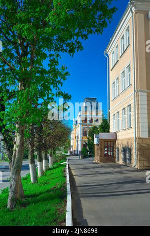 Bondarev Street dans la vieille ville. Le chemin vers le bâtiment de la pharmacie avec un dôme du XIX siècle. Cheboksary, Russie, 2022 Banque D'Images