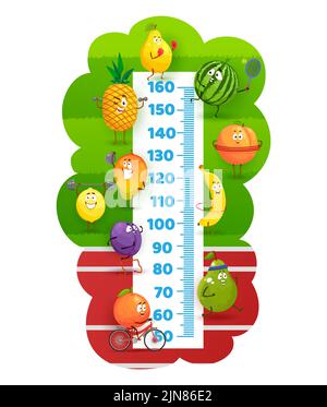 Fruits heureux sur le terrain de stade, tableau des hauteurs pour les enfants. Appareil de mesure de la taille à paroi vectorielle, autocollant pour échelle de mesure de la hauteur, poire cartoon, ananas, pastèque et prune, pêche, mangue, citron et caractères orange Illustration de Vecteur