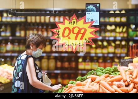 HANGZHOU, CHINE - 10 AOÛT 2022 - les clients choisissent des légumes dans un supermarché à Hangzhou, province du Zhejiang, Chine, 10 août 2022. Prix à la consommation Banque D'Images