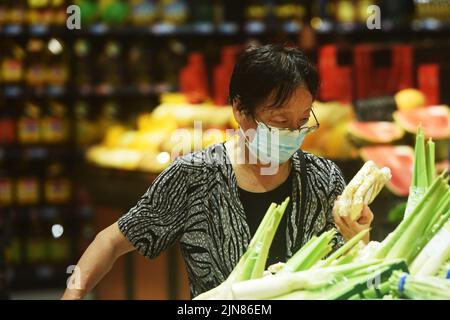 HANGZHOU, CHINE - 10 AOÛT 2022 - les clients choisissent des légumes dans un supermarché à Hangzhou, province du Zhejiang, Chine, 10 août 2022. Prix à la consommation Banque D'Images