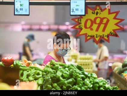 HANGZHOU, CHINE - 10 AOÛT 2022 - les clients choisissent des légumes dans un supermarché à Hangzhou, province du Zhejiang, Chine, 10 août 2022. Prix à la consommation Banque D'Images