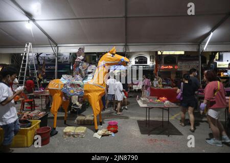 Petaling Jaya, Selangor, Malaisie. 9th août 2022. Une réplique de cheval en bâton et papier est préparée pour le festival des fantômes affamés à Kota Damansara, Malaisie 9 août 2022. (Credit image: © Supian Ahmad/ZUMA Press Wire) Credit: ZUMA Press, Inc./Alamy Live News Banque D'Images