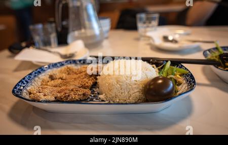 Cuisine asiatique dans une assiette de riz. Divers repas asiatiques au restaurant, vue de dessus, lieu pour le texte. Concept alimentaire asiatique. Personne. Banque D'Images