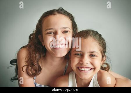 Étaient des sœurs et des meilleurs amis. Deux jeunes filles passent du temps ensemble à la maison. Banque D'Images