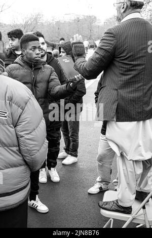 Prise de vue en niveaux de gris de personnes au Speakers Corner de Marble Arch Londres, célèbre pour la liberté d'expression et de débat. Les mains de la religion Banque D'Images