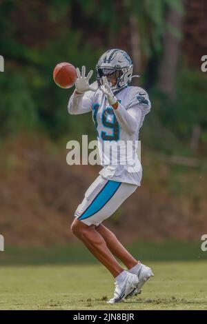 Spartanburg, SC États-Unis; le grand receveur Keith Kirkwood (19) fait une réception pendant le camp d'entraînement de Carolina Panthers, mardi, 9 août 2022, à Wofford Banque D'Images