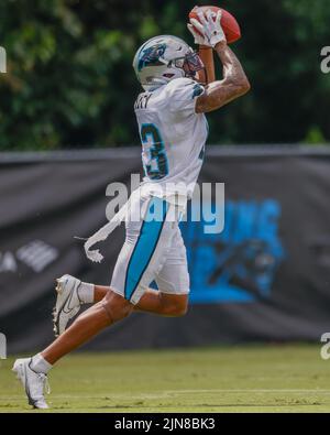 Spartanburg, SC États-Unis ; le grand receveur Ra'Shaun Henry attrape un pass pendant le camp d'entraînement de Carolina Panthers, mardi, 9 août 2022, au collège de Wofford. Banque D'Images