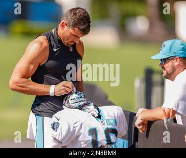 Spartanburg, SC USA; le grand récepteur Brandon Zylstra (16) s'arrête pour signer un autographe pour un fan pendant le Carolina Panthers Training Camp, mardi, août Banque D'Images