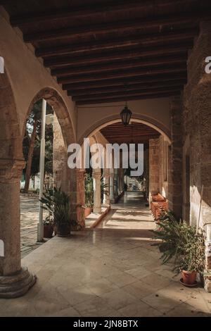 Belle arche avec lanternes et plantes en pot dans l'église Banque D'Images