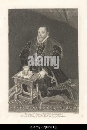 Thomas Percy, 7th comte de Northumberland, s'agenouiller sur un coussin, portant un doublet noir avec un manteau en fourrure, une ruff blanche et l'ordre du jarretière collier et jarretière, épée de cour, lisant un livre de prière. Thomas, 7th comte de Northumberland, exécuté pour trahison, 1528-1572. D'un tableau de Steven van der Meulen dans la collection d'Earl Egremont à Petworth House, West Sussex. Gravure sur plaque de coperplate par Edward Harding du Cabinet britannique de John Adolphus, contenant des portraits de personnalités illustres, imprimée par T. Bensley pour E. Harding, 98 Pall Mall, Londres, 1799. Banque D'Images