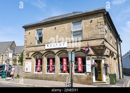 Magasin de vêtements en velours, vêtements pour hommes et femmes, Ramsbottom, Bury Manchester, Angleterre sur une journée d'été, avec vente d'été sur les vêtements, Royaume-Uni Banque D'Images