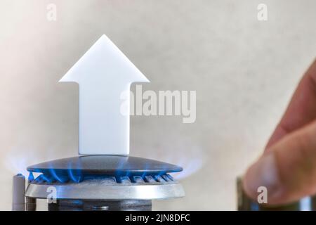 Prix de l'essence. Les chaînes d'approvisionnement et la crise du gaz énergétique. Cuisinière à gaz avec une flamme brûlante et une flèche graphique pointant vers le haut Banque D'Images